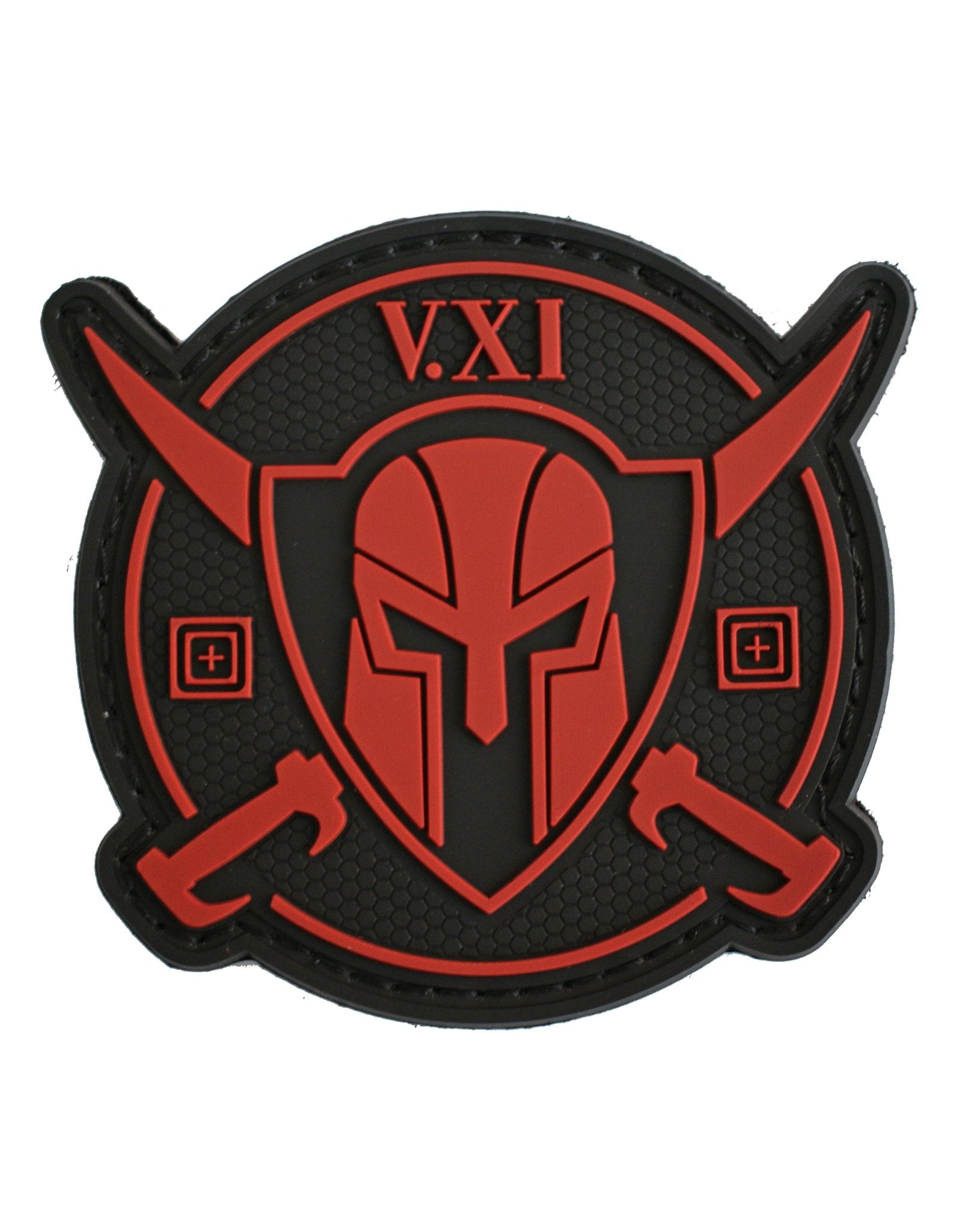 Rundes Patch mit rotem Spartaner-Helm, gekreuzten Äxten und „V.XI“-Schriftzug – robustes und auffälliges Design, ideal für taktische Kleidung, Ausrüstung und Accessoires.