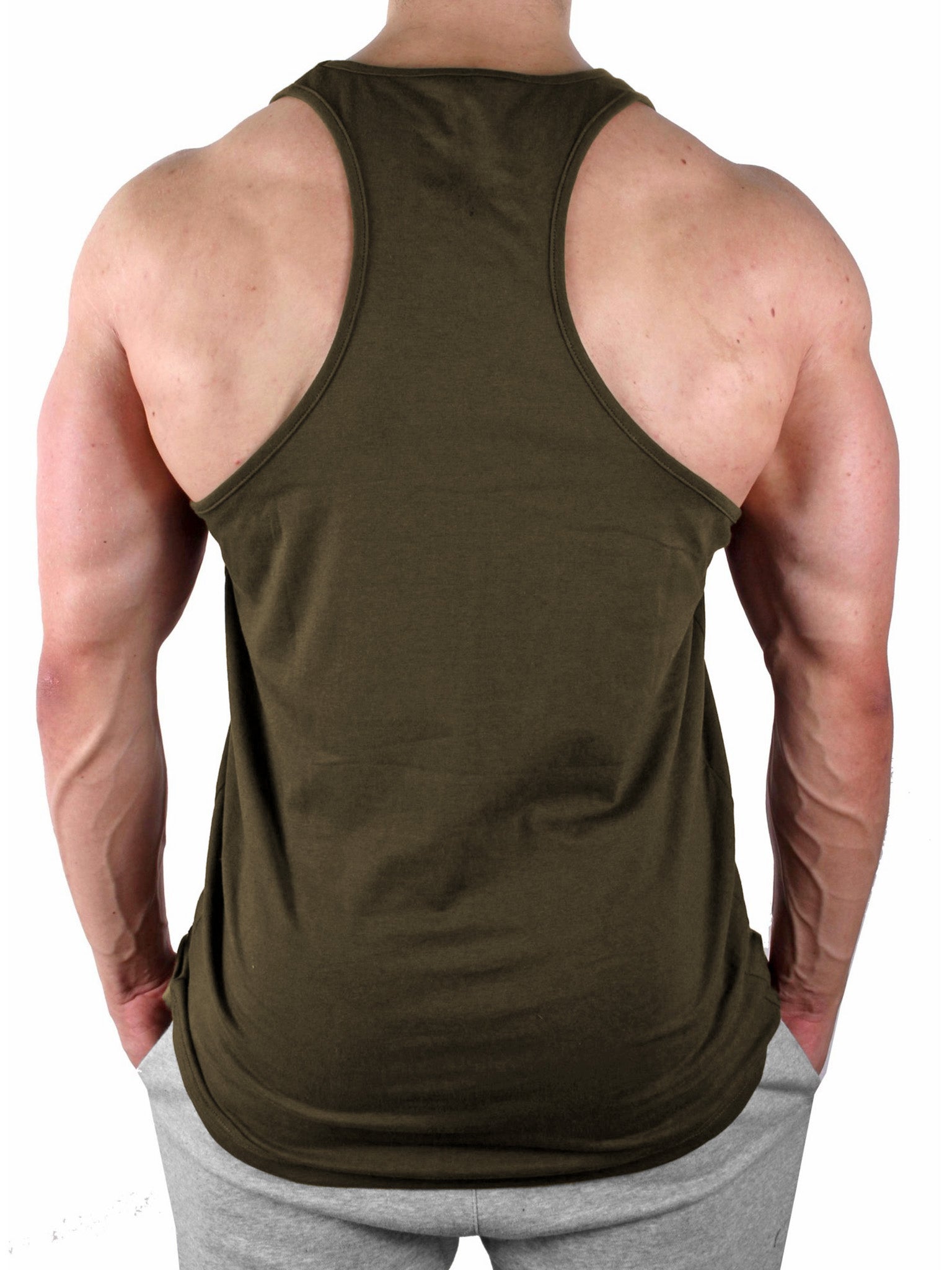 Rückenansicht des olivefarbenen Gym Generation Fitness Stringers – hochwertiges Material und optimaler Sitz