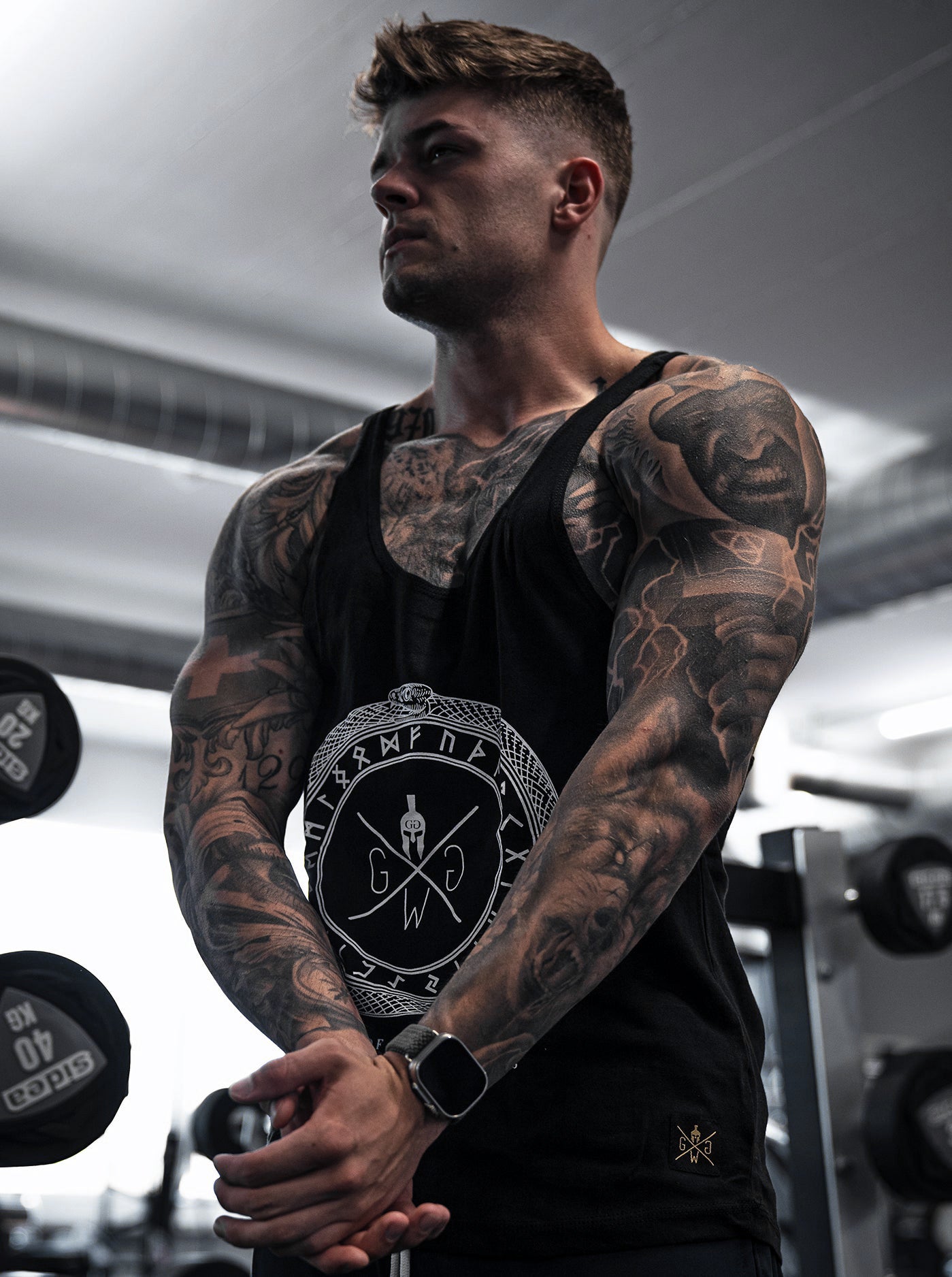 Schwarzes Valhalla Stringer Tank Top – Hochwertiges Gym Tank von Gym Generation aus Baumwoll-Polyester-Mischung, ideal für Krafttraining und HIIT.