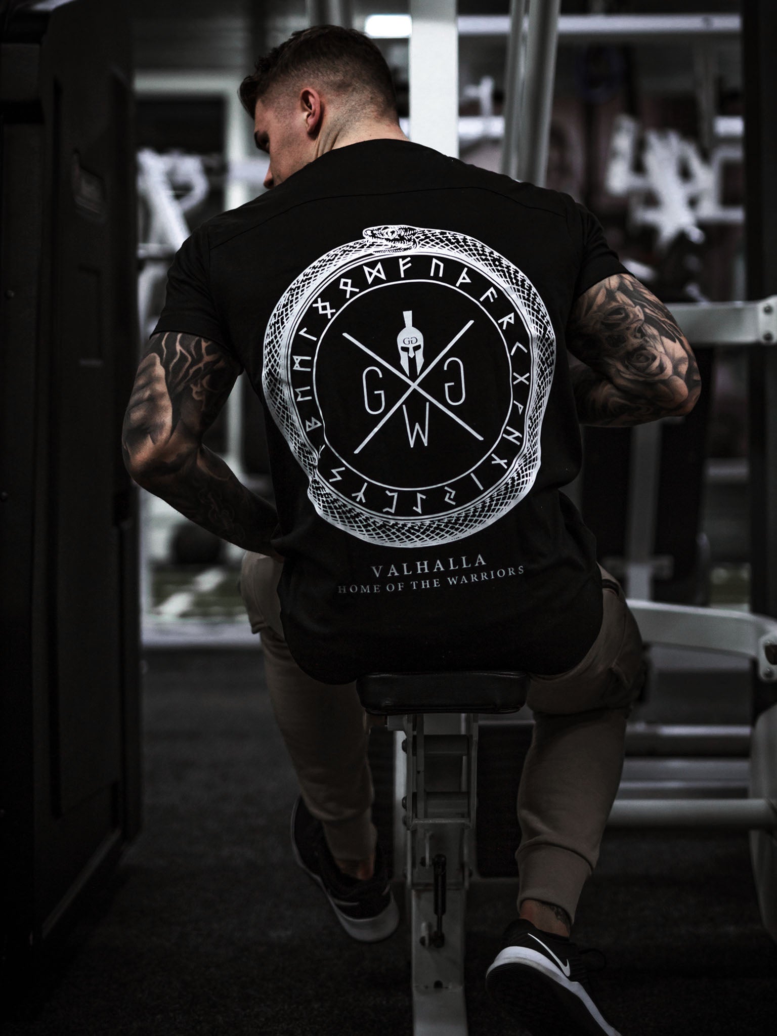 Valhalla T-Shirt von Gym Generation – Hochwertiges Gym Shirt aus 100% Baumwolle, symbolisiert Stärke und Entschlossenheit.