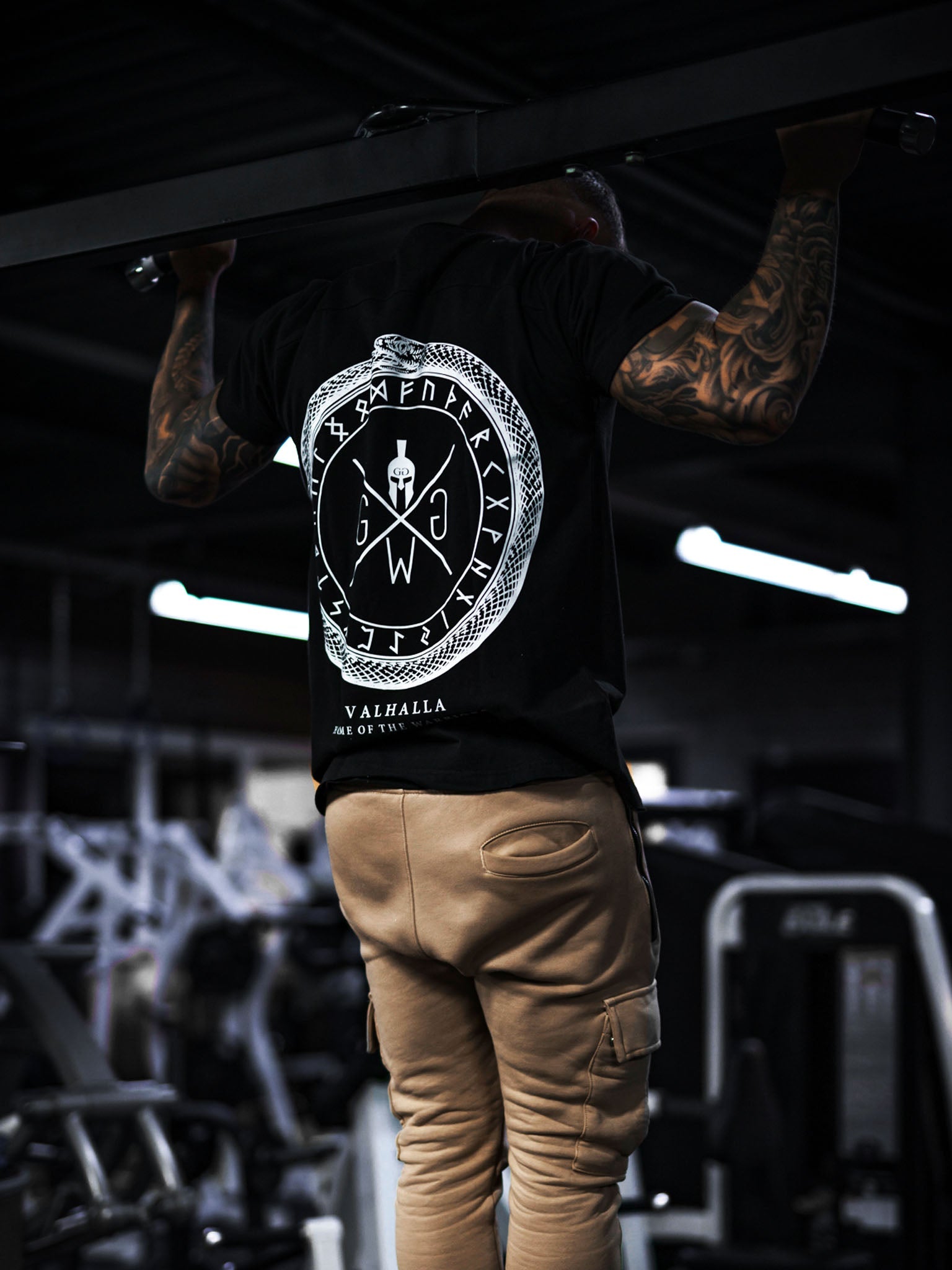 Valhalla Gym T-Shirt – 100% Baumwolle, schwarzes T-Shirt mit mythologischem Valhalla-Design, für Männer, die Kraft und Stil vereinen möchten, für Training und Freizeit.