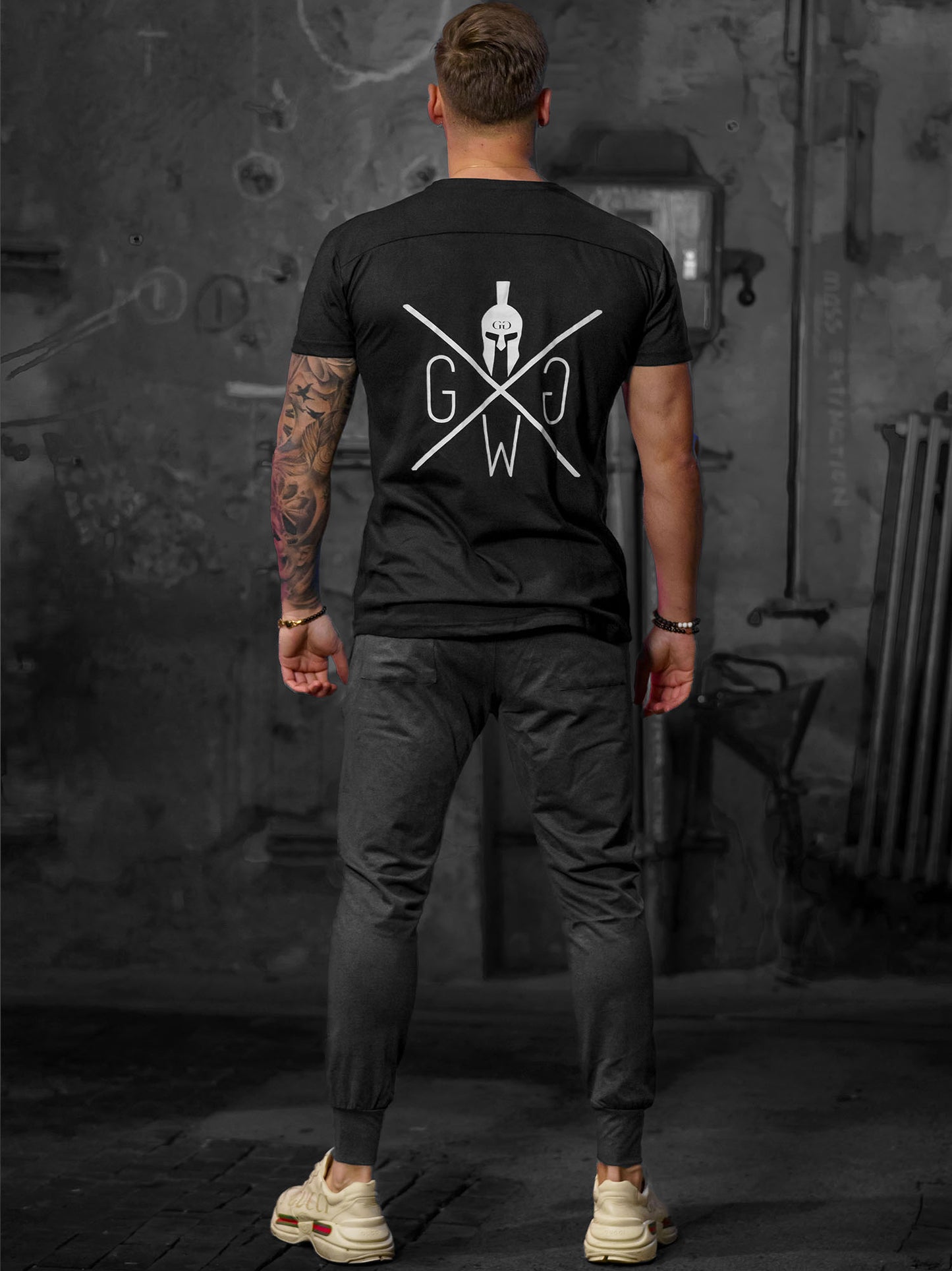 Gym Generation Warriors T-Shirt Schwarz – modernes Shirt mit cleanem Look und markantem Print, perfekt für Streetwear, Training oder entspannte Freizeit-Outfits.