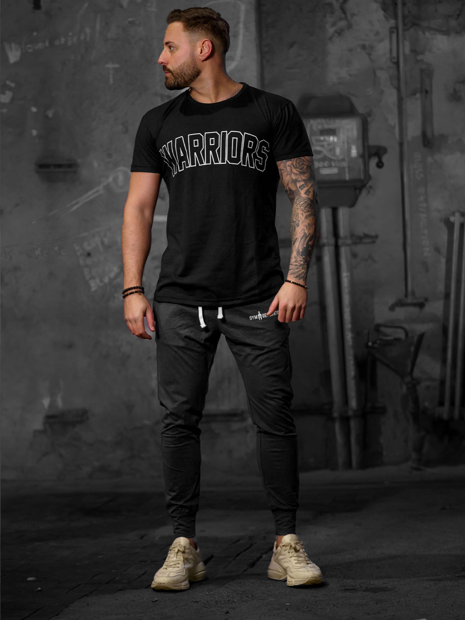 Schwarzes Warriors T-Shirt mit weißem Print – langlebig und komfortabel, ideal für Männer, die Stärke und Stil in ihrem aktiven Alltag kombinieren möchten.