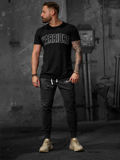 Schwarzes Warriors T-Shirt mit weißem Print – langlebig und komfortabel, ideal für Männer, die Stärke und Stil in ihrem aktiven Alltag kombinieren möchten.