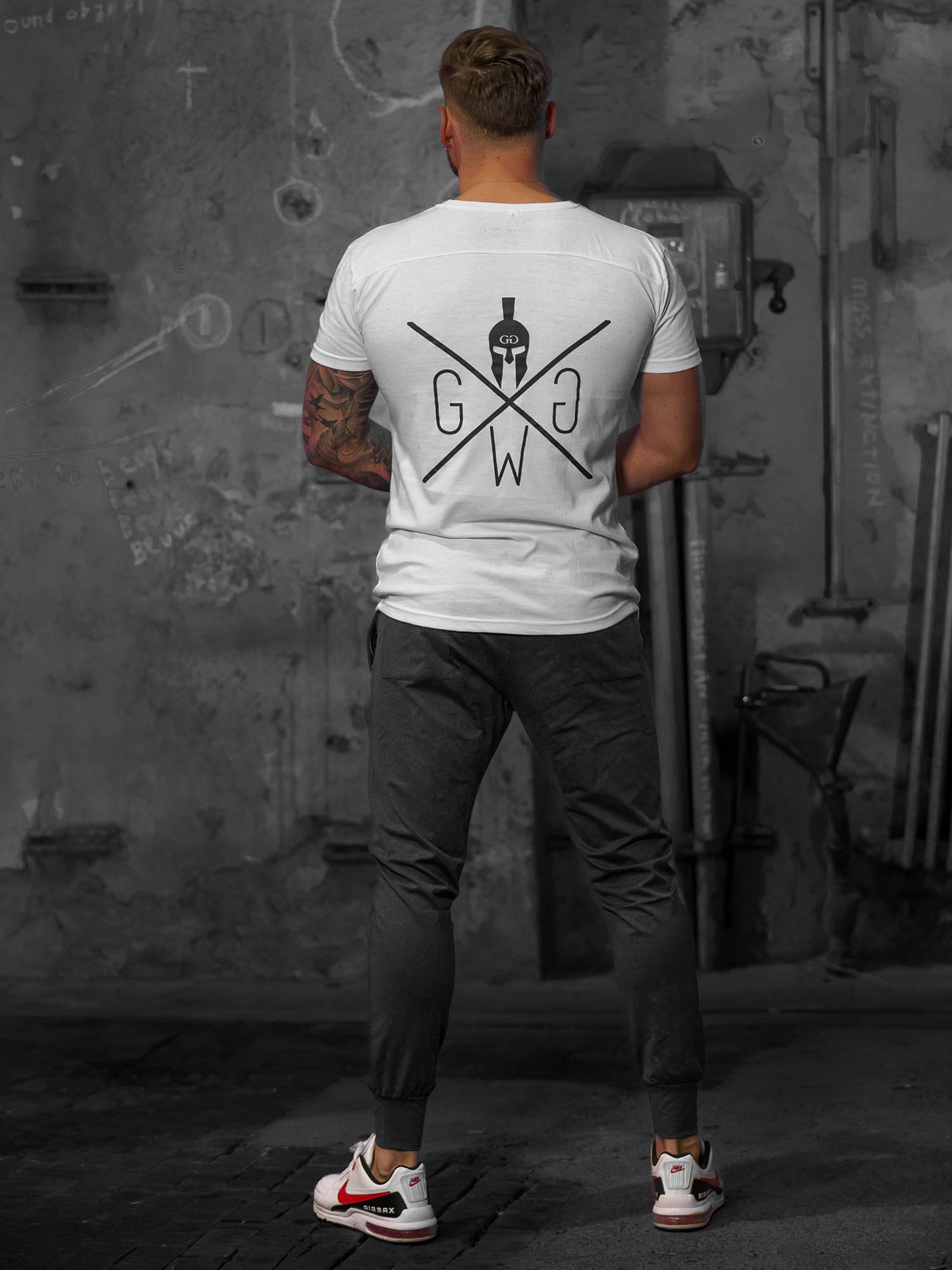 Gym Generation Warriors T-Shirt Weiss – cleanes und kraftvolles Shirt, hochwertig verarbeitet, vielseitig kombinierbar für Sport und Streetstyle.