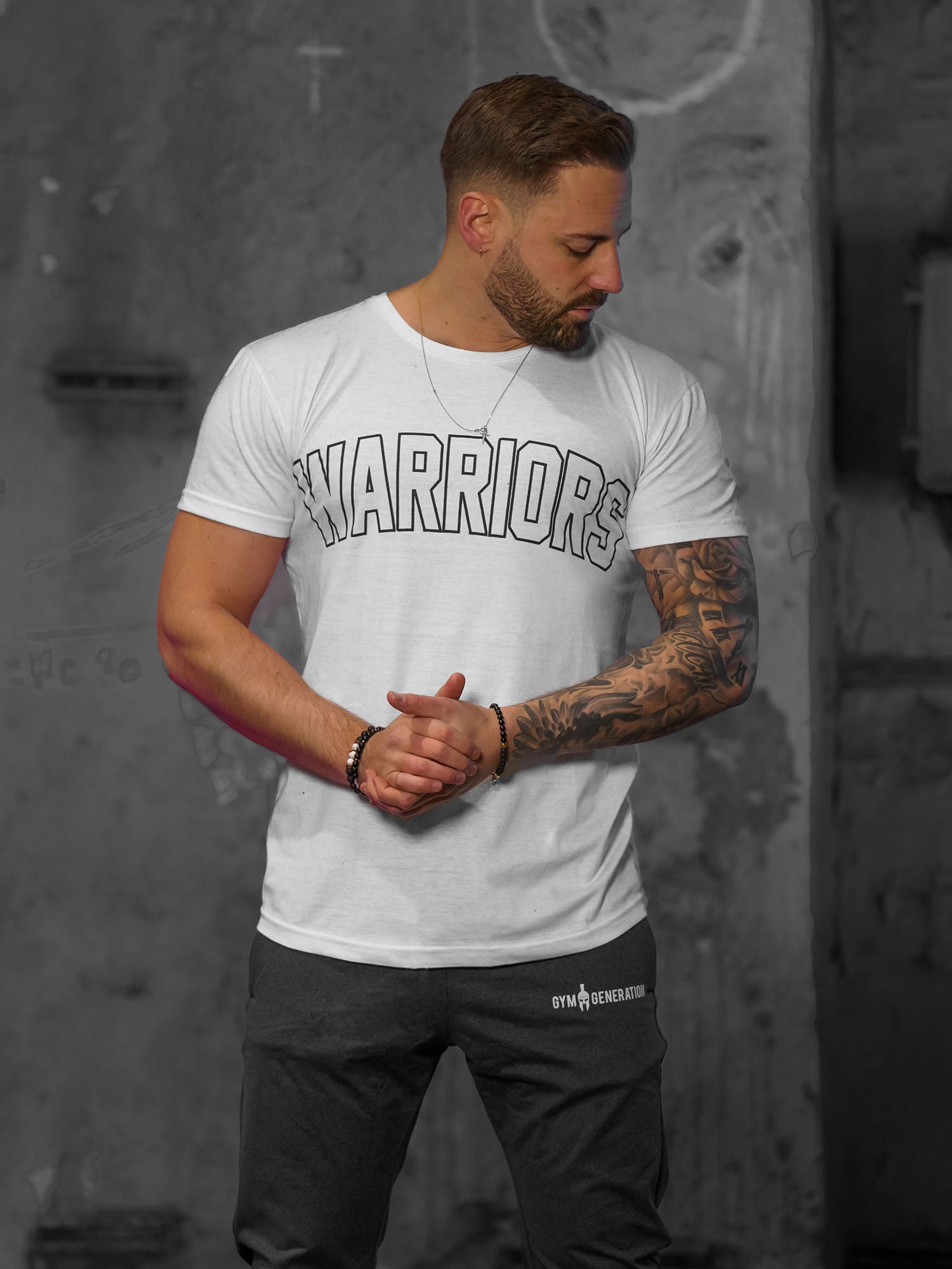 Weisses Warriors T-Shirt mit kontrastreichem Print – stylisches Statement-Shirt aus atmungsaktiver Baumwolle, ideal für sportliche und urbane Looks.