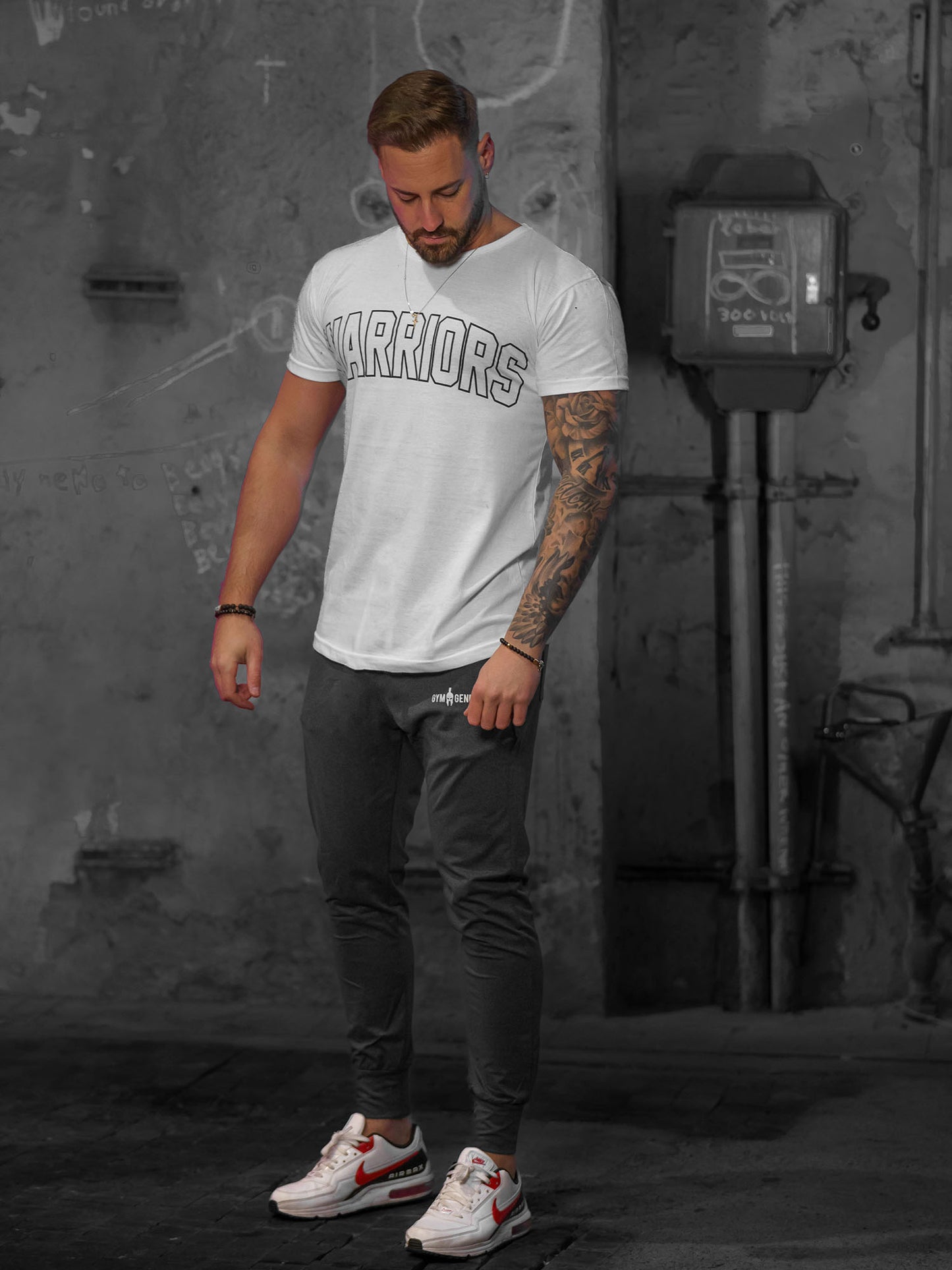 Warriors Shirt Weiss – modernes Herren-T-Shirt mit markantem schwarzen Schriftzug, zeitloses Design für Alltag, Fitness und entspannte Freizeit-Outfits.