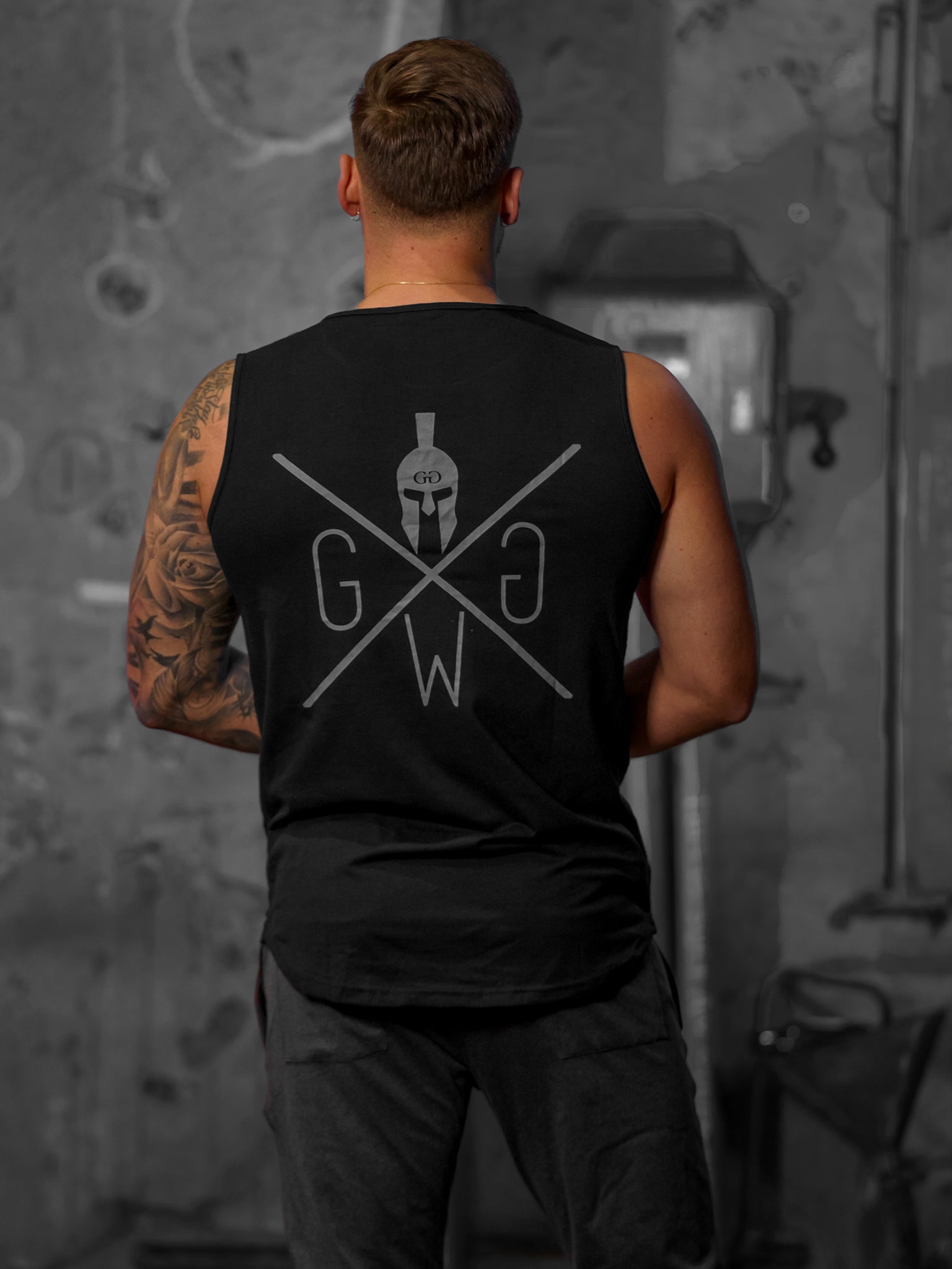 Gym Generation Warriors Tank Top Schwarz – hochwertiges, atmungsaktives Tank Top mit kraftvollem Print und uneingeschränkter Bewegungsfreiheit, perfekt für Workouts und Sommertage.